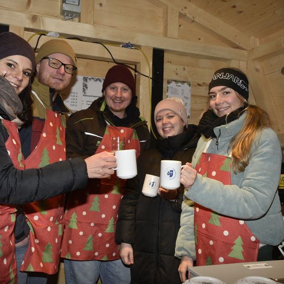 Bild enthält, Plywood, Hat, Cap, Adult, Female, Person, Woman, Male, Man, Coat