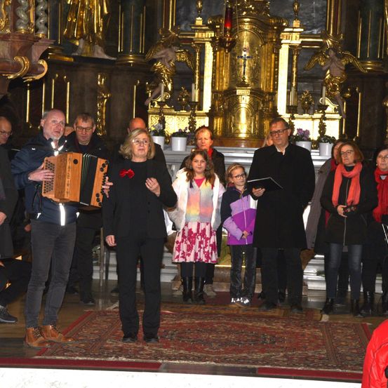 Bild enthält, Coat, Adult, Female, Person, Woman, Male, Man, Fashion, People, Jeans