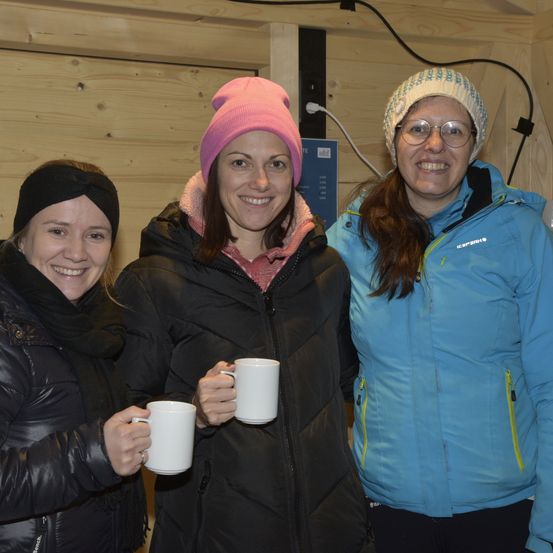 Bild enthält, Coat, Jacket, Hat, Cap, Adult, Female, Person, Woman, Face, Cup