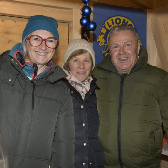 Bild enthält, Coat, Jacket, Plywood, Wood, Cap, Hat, Adult, Male, Man, Person