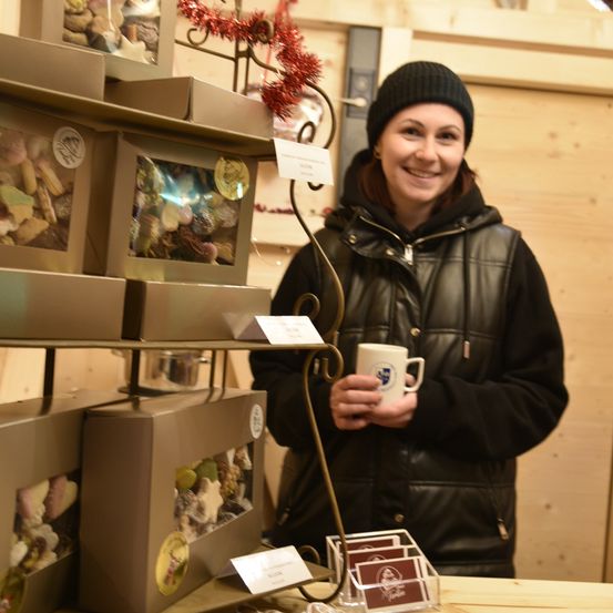 Bild enthält, Coat, Adult, Female, Person, Woman, Jacket, Cap, Hat, Face, Sweets