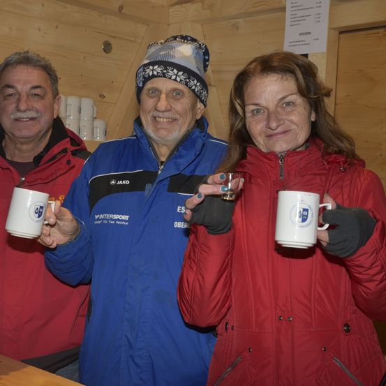 Bild enthält, Wood, Coat, Cup, Plywood, Adult, Female, Person, Woman, Jacket, Man