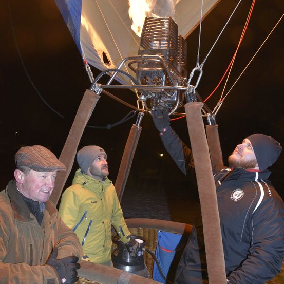 Bild enthält, Fire, Flame, Adult, Male, Man, Person, Face, Hat, Aircraft, Hot Air Balloon