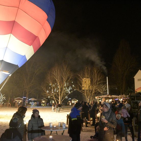Bild enthält, Aircraft, Hot Air Balloon, Transportation, Vehicle, Person, Balloon, Face, Head