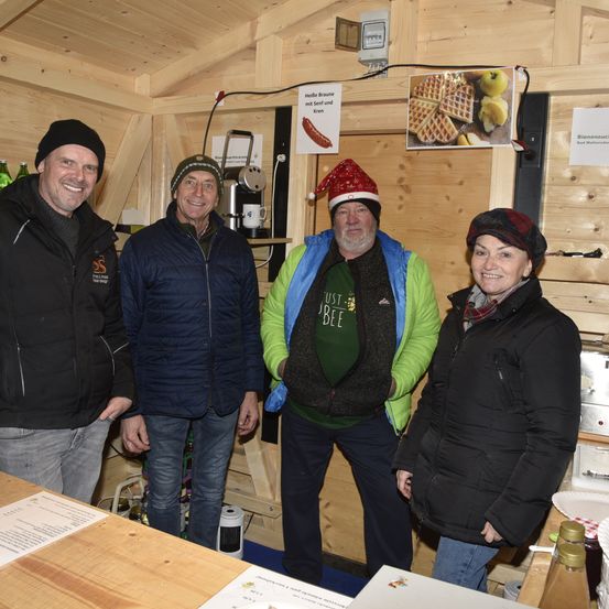 Bild enthält, Plywood, Wood, Jacket, Hat, Pants, Adult, Male, Man, Person, Cap