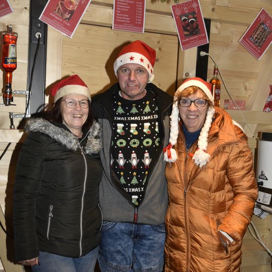 Bild enthält, Coat, Jacket, Pants, Jeans, Hat, Cap, Adult, Male, Man, Person