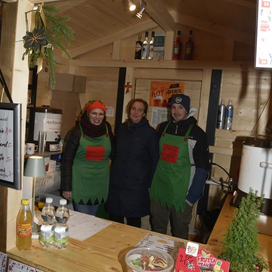 Bild enthält, Plywood, Wood, Restaurant, Shelf, Cafeteria, Person, Adult, Female, Woman, Man