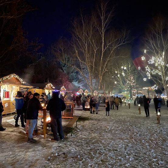 Bild enthält, Lighting, Adult, Male, Man, Person, Flare, Nature, Night, Outdoors, Urban