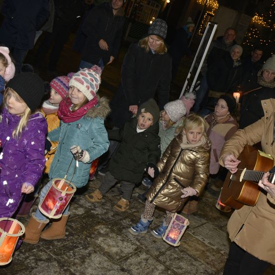 Bild enthält, Coat, Hat, Jacket, Person, Adult, Female, Woman, Guitar, Boy, Child