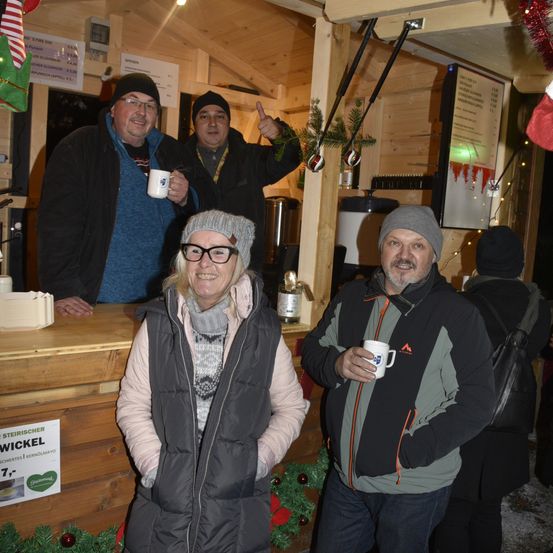 Bild enthält, Coat, Jacket, Plywood, Wood, Pants, Hat, Cap, Adult, Man, Person