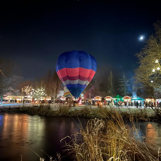 Bild enthält, Aircraft, Hot Air Balloon, Transportation, Vehicle, Balloon, Person, Moon, Nature, Night, Outdoors
