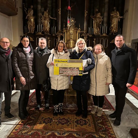 Bild enthält, Coat, Jacket, People, Person, Adult, Male, Man, Groupshot, Female, Woman