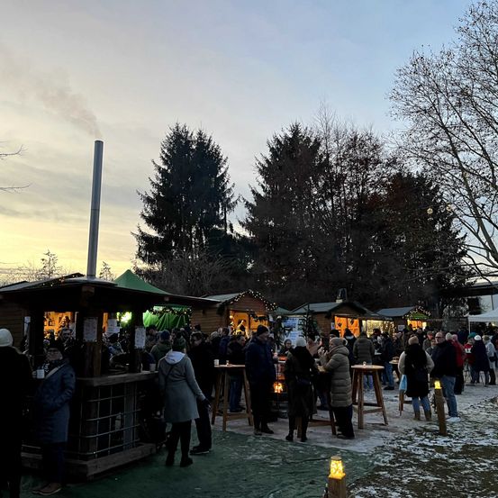 Bild enthält, Urban, Person, Clothing, Coat, Night Life, City, Jeans, Pants