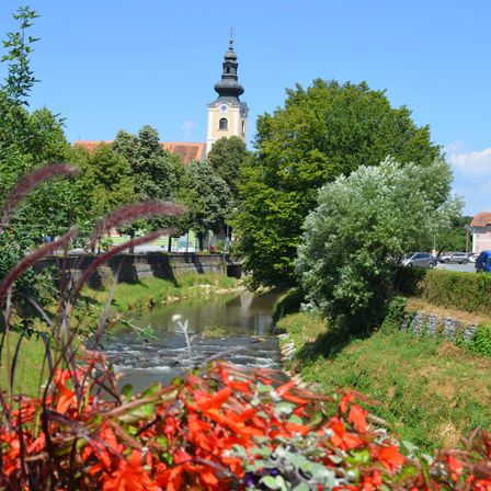 Bild enthält, Garden, Nature, Outdoors, Grass, Park, Pond, Tree, Scenery, Car, Vegetation