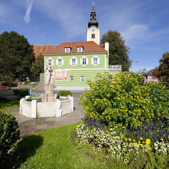 Bild enthält, Clock Tower, Grass, Park, Vegetation, Tree, Helmet, Person, Bicycle, Spire, Monastery