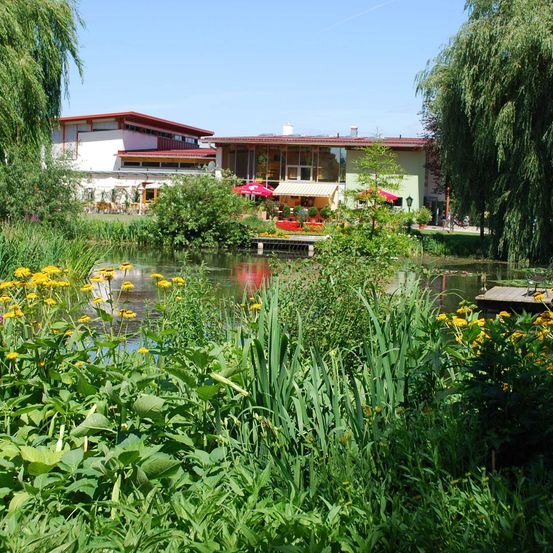 Bild enthält, Nature, Outdoors, Pond, Tree, Garden, Grass, Person, Herbal, Vegetation, Scenery