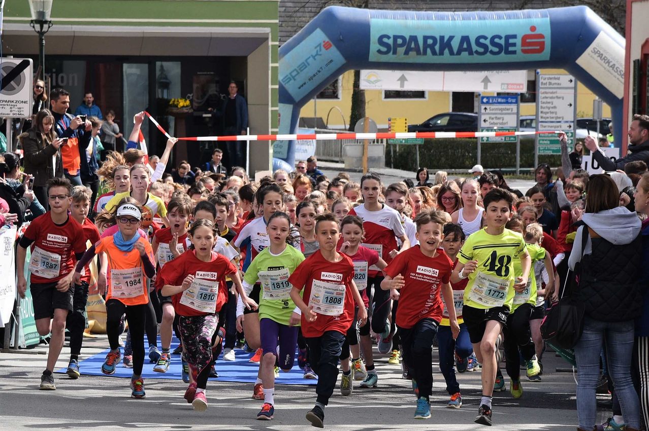 Bild enthält, People, Person, Adult, Female, Woman, Male, Man, Running, Shoe, Shorts