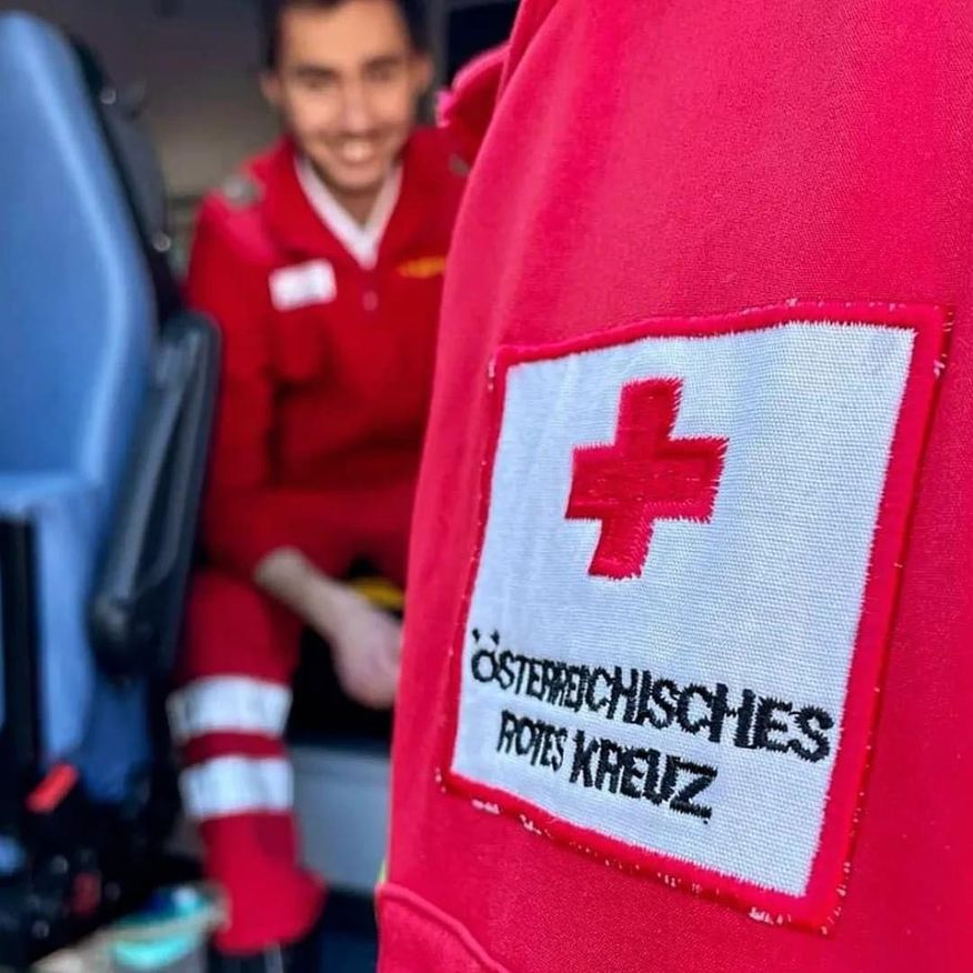 Bild enthält, Logo, Symbol, First Aid, Red Cross, Adult, Male, Man, Person