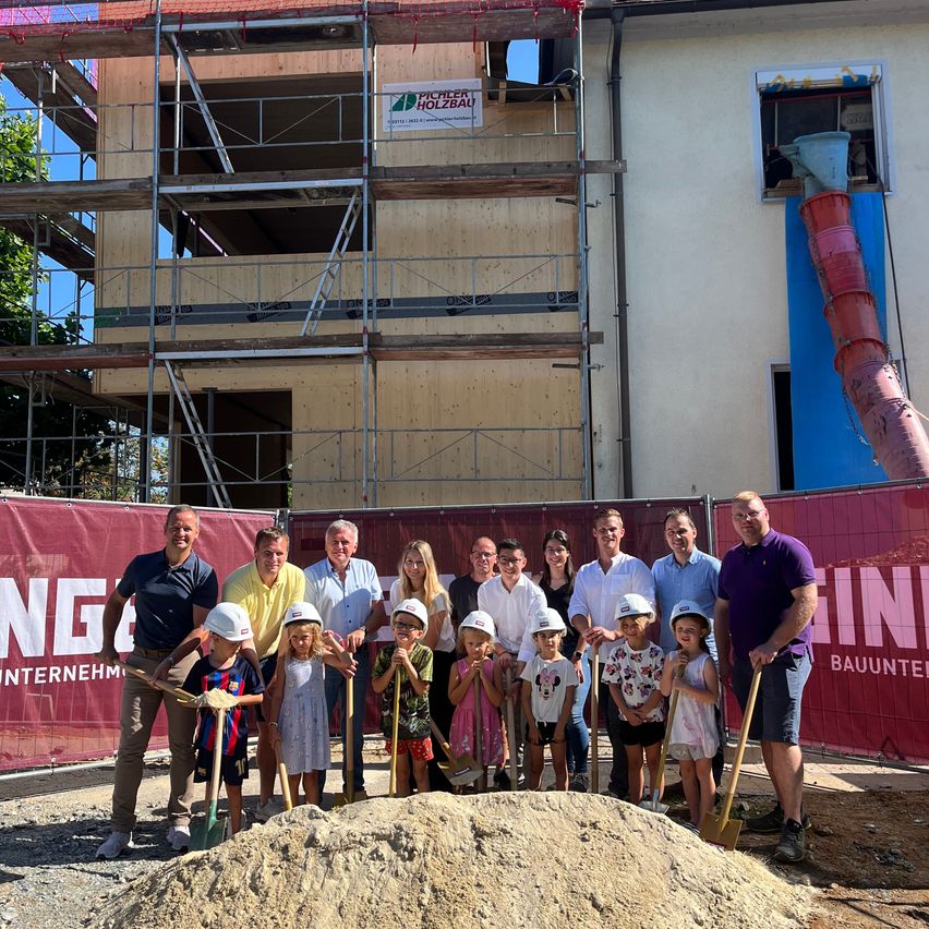 Bild enthält, Shorts, Outdoors, Shelter, Adult, Male, Man, Person, Child, Female, Girl