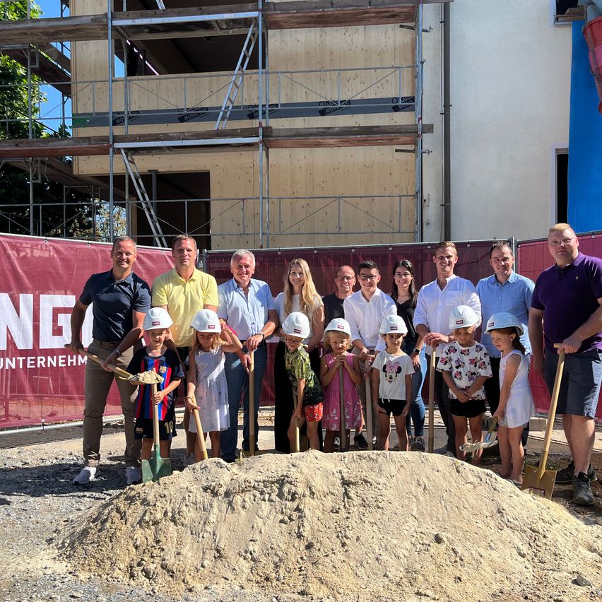 Bild enthält, Shorts, Soil, People, Person, Adult, Male, Man, T-Shirt, Outdoors, Shovel