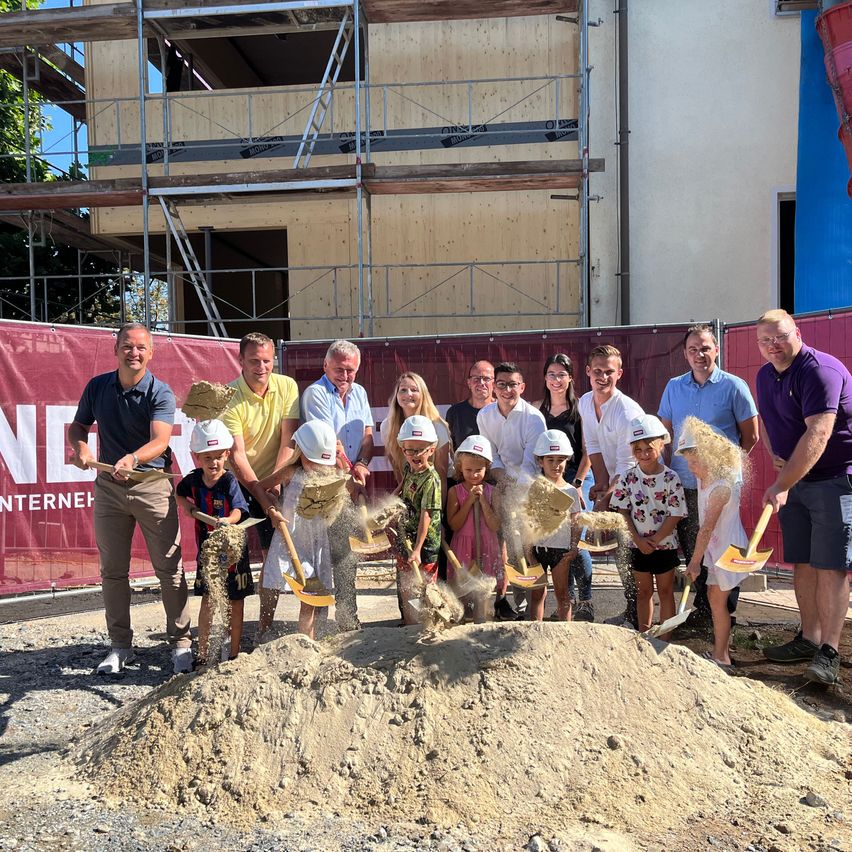 Bild enthält, Soil, Shorts, People, Person, Adult, Male, Man, Outdoors, Shoe, Nature