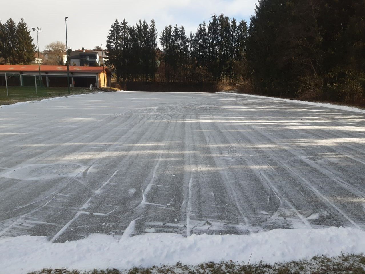 Bild enthält, Road, Tarmac, Outdoors, Airport, Airfield, Nature