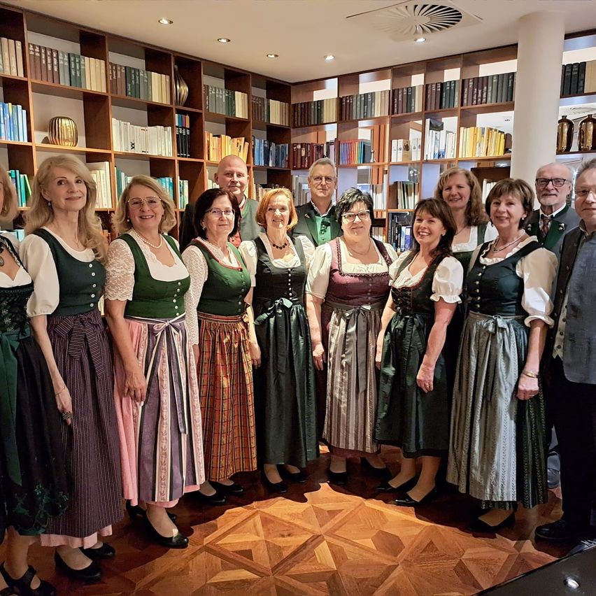 Bild enthält, Adult, Female, Person, Woman, Groupshot, Male, Man, Bride, People, Book