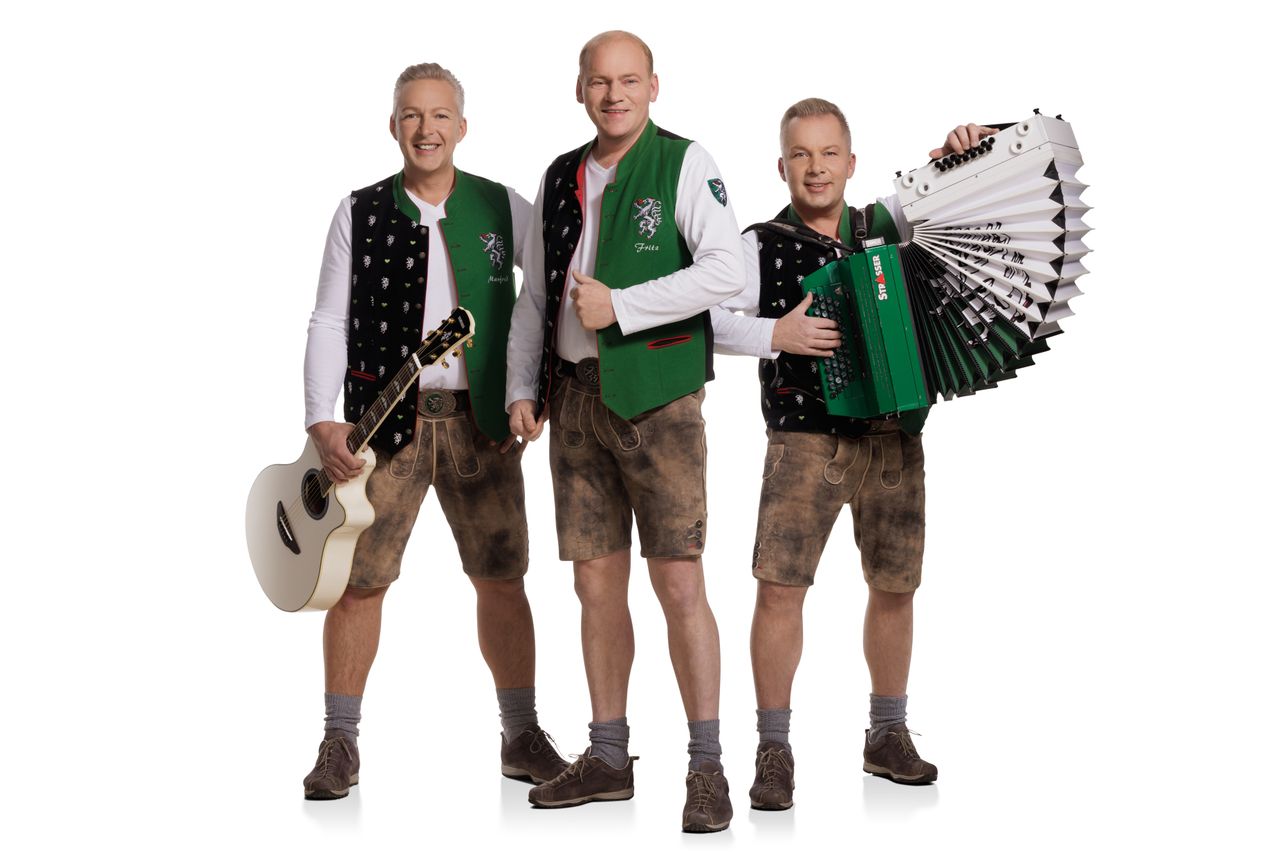 Bild enthält, Vest, Guitar, Musical Instrument, Adult, Male, Man, Person, Shorts, Shoe, Jacket