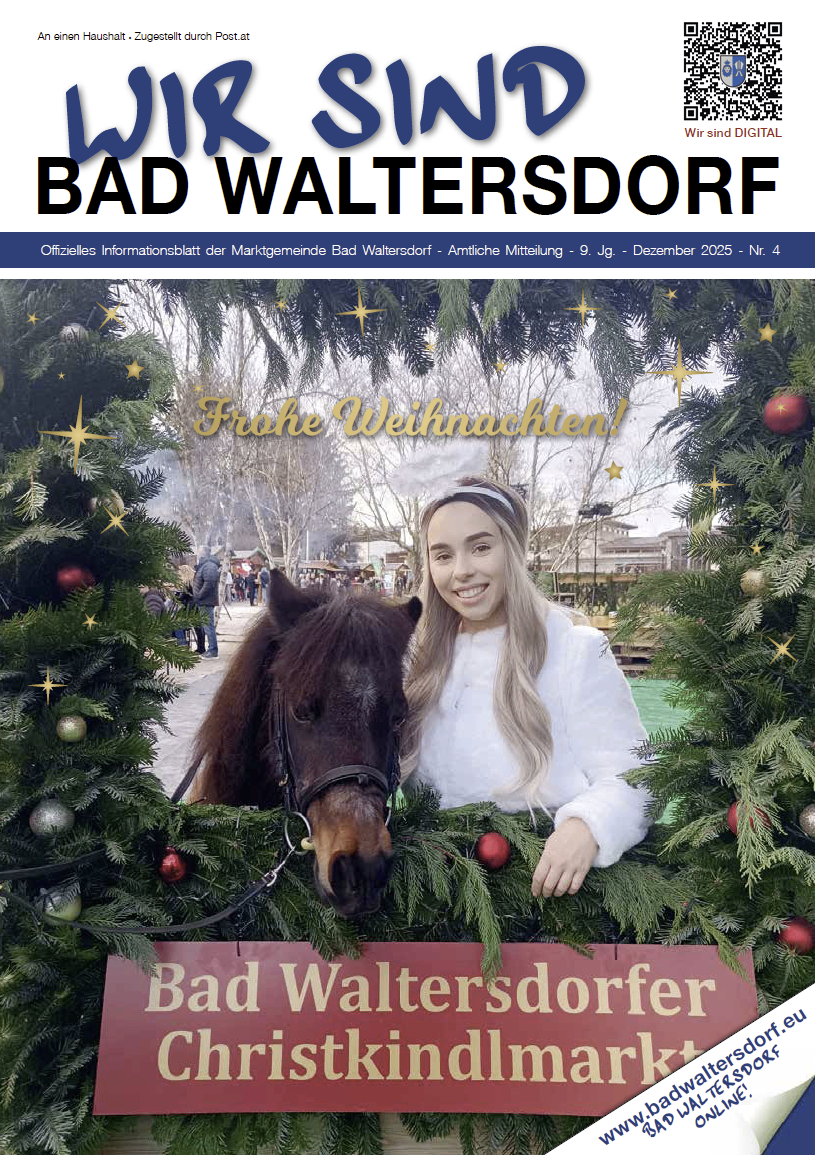 Eine lächelnde Frau steht neben einem Pferd und posiert für ein Foto vor einem geschmückten Weihnachtsbaum. Das Bild hat einen festlichen Hintergrund mit Sternen und 'Frohe Weihnachten' darüber geschrieben.