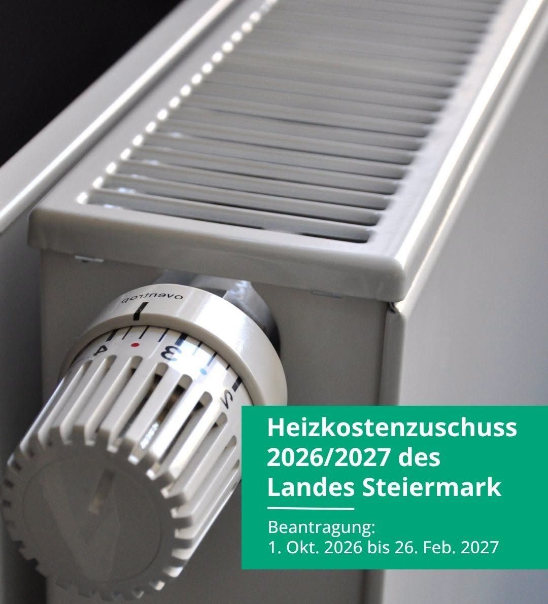 Ein Nahaufnahme eines weißen Heizkörpers mit einem Thermostatregler. Der Thermostat ist auf eine Temperatur von 20 Grad Celsius eingestellt.