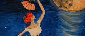 Ein Gemälde einer Frau, die unter einem Vollmond tanzt, einen Fächer hält, mit einem blauen Nachthimmel und Wasser im Hintergrund.
