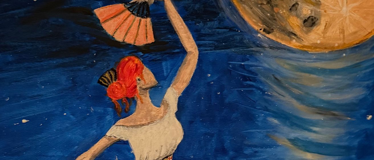 Ein Gemälde einer Frau, die unter einem Vollmond tanzt, einen Fächer hält, mit einem blauen Nachthimmel und Wasser im Hintergrund.