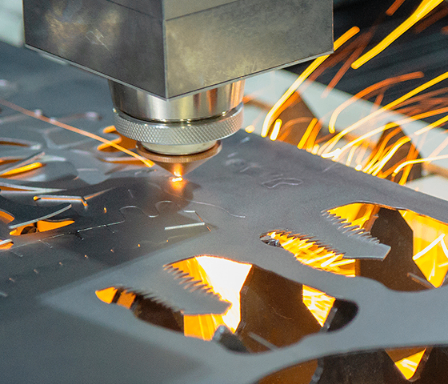 Bild enthält, Architecture, Building, Factory, Manufacturing, Metalworking, Person