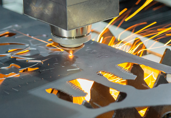 Bild enthält, Architecture, Building, Factory, Manufacturing, Metalworking, Person