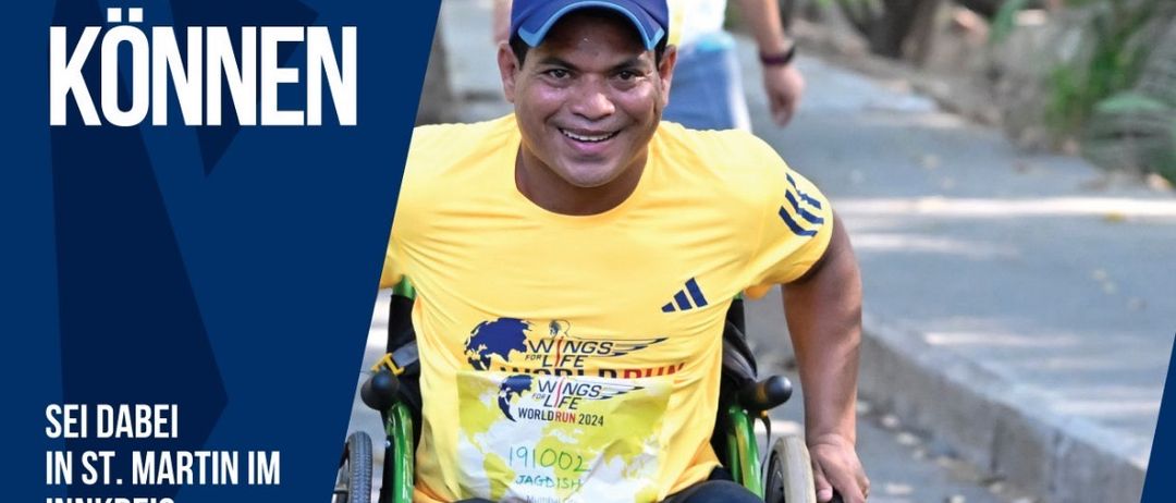 Poster für den Wings for Life World Run am 4. Mai 2025 in St. Martin mit einem Mann im Rollstuhl, der lächelt, eine blaue Kappe, ein gelbes T-Shirt trägt und die Website der Veranstaltung sichtbar ist.