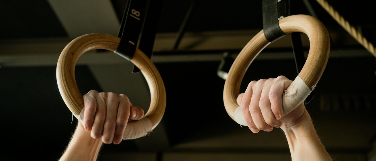 Bild enthält, Body Part, Finger, Hand, Person, Indoors, Interior Design