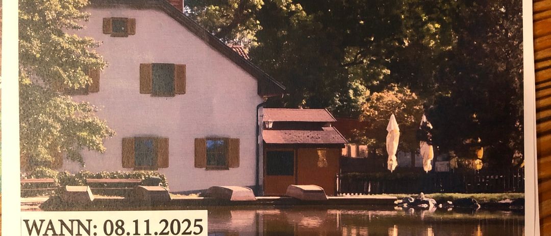 Ein Flyer für einen Karpfen- und Zander-Angelwettbewerb am 8. November 2025, Beginn um 10 Uhr, in Hochramalpe. Der Flyer zeigt ein Haus und einen Teich mit Bäumen im Hintergrund.