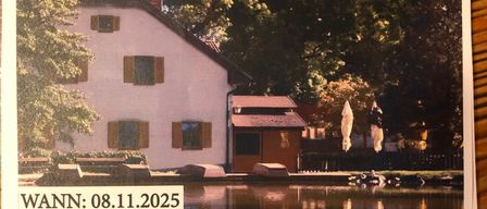 Ein Flyer für einen Karpfen- und Zander-Angelwettbewerb am 8. November 2025, Beginn um 10 Uhr, in Hochramalpe. Der Flyer zeigt ein Haus und einen Teich mit Bäumen im Hintergrund.