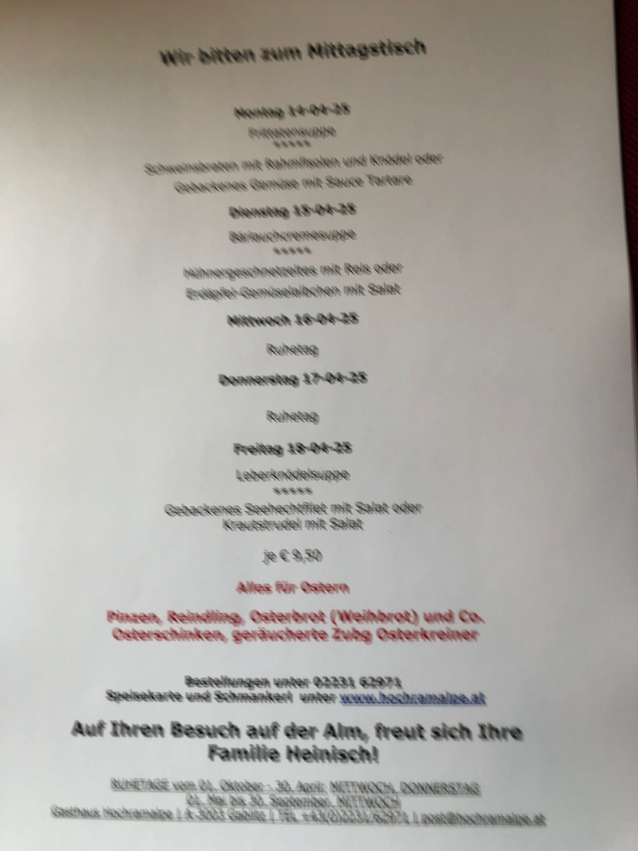 Ein Dokument mit einem Menü verschiedener Mahlzeiten wie Würste, Nudeln und Salate, aufgelistet mit ihren jeweiligen Preisen und Öffnungszeiten. Das Dokument ist auf Deutsch und enthält eine Website für Reservierungen.