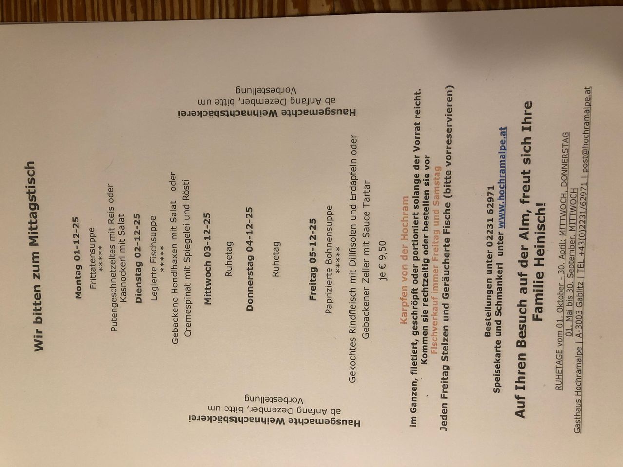 Wöchentliche Speisekarte mit verschiedenen Gerichten. Jeden Tag werden verschiedene Mahlzeiten angeboten, einschließlich Salate, Pasta und Desserts. Die Preise reichen von 2,25 bis 9,50 Euro. Kontaktdetails für Reservierungen angegeben.