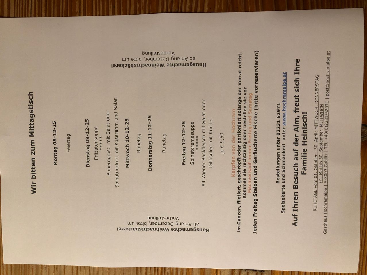 Ein Blatt Papier zeigt einen Kalender vom Montag, 8. August bis Sonntag, 13. August. Es enthält Daten, Aktivitäten und eine Website-URL. Der Text ist in Deutsch.