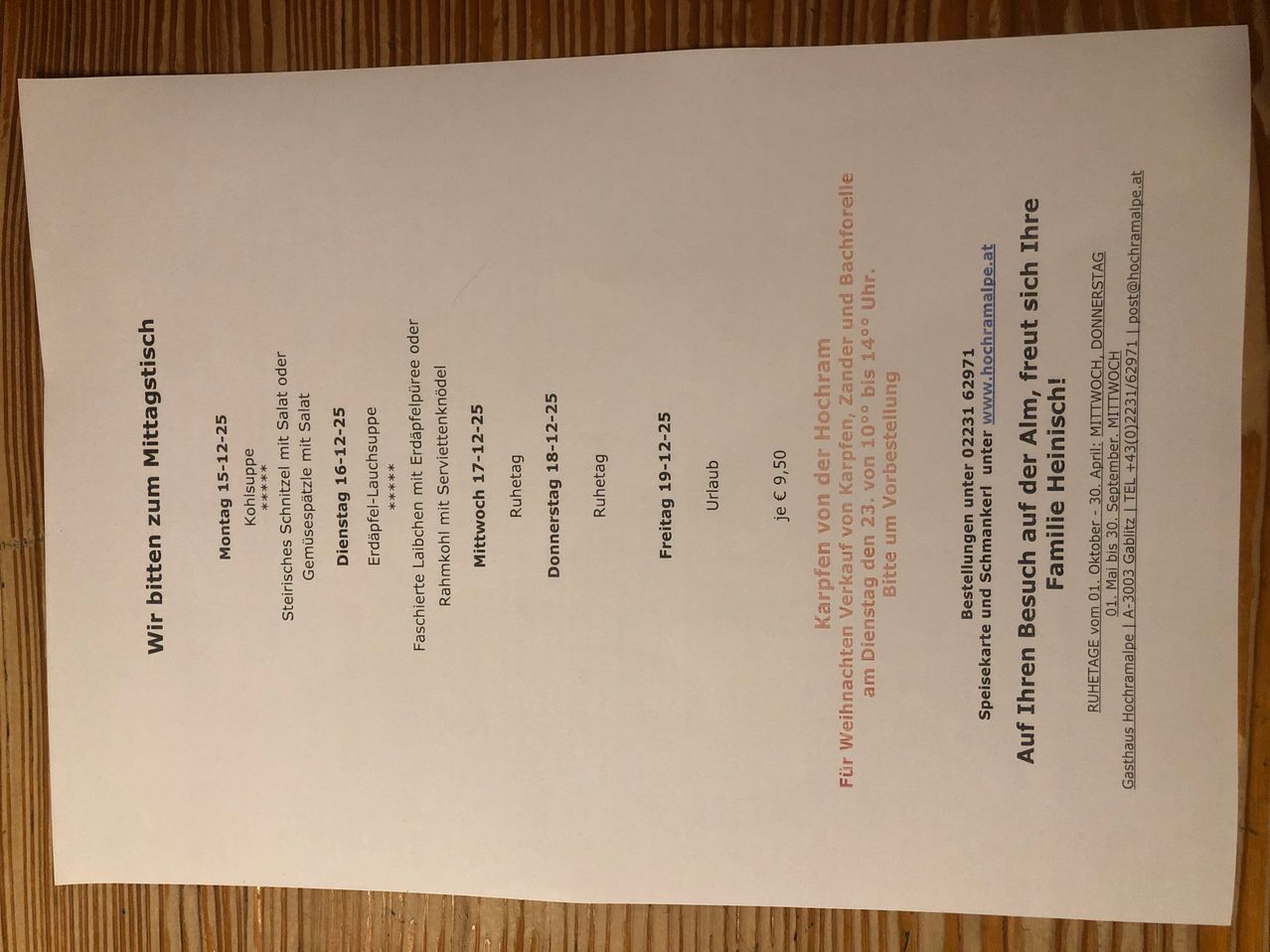 Ein Menü, das verschiedene Gerichte und Preise für verschiedene Tage auflistet, einschließlich Montag bis Freitag, mit Spezialitäten und zusätzlichen Kosten für einige Artikel. Das Dokument enthält auch eine Adresse und Website für ein Restaurant.