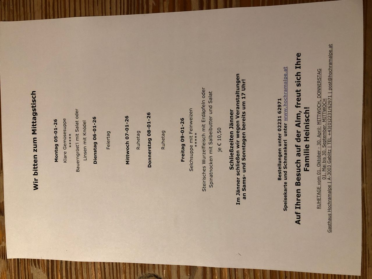 Das Bild zeigt einen Zeitplan oder eine Terminübersicht, möglicherweise für eine Woche, mit den Wochentagen von Montag bis Freitag und den dazugehörigen Aktivitäten oder Veranstaltungen. Die Aktivitäten umfassen Spinning-Kurse, Yoga und verschiedene Essensoptionen wie Salat und Nudeln. Es gibt auch Verweise auf Kontaktinformationen und eine Website.