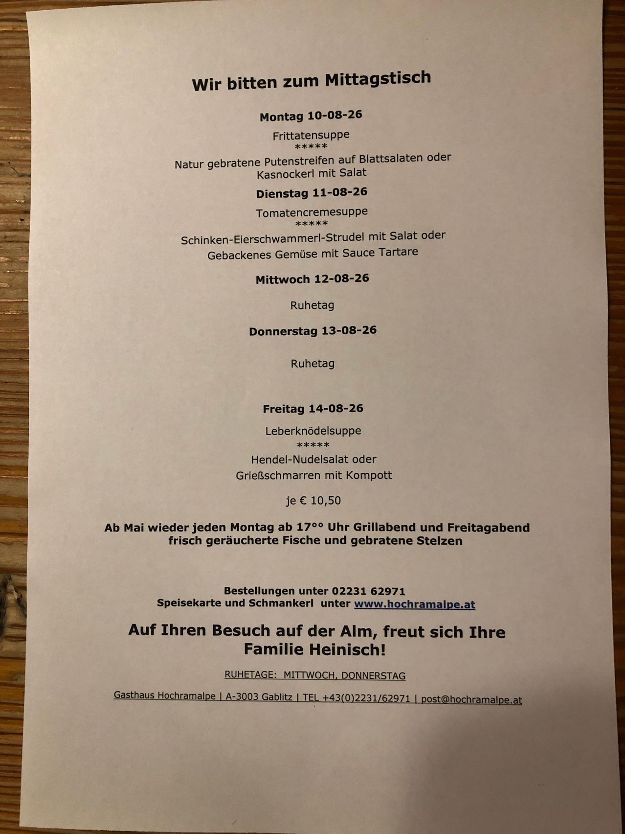 Wöchenliche Speisekarte eines Restaurants vom 10. bis 26. August mit Gerichten wie Frittatesuppe, Tomatencremesuppe und Leberknödelsuppe. Preise und Kontaktdaten sind ebenfalls angegeben.