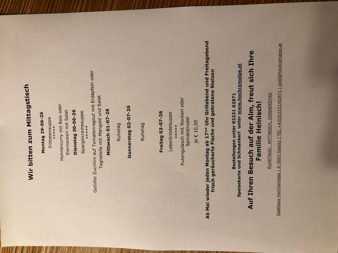 Dokument zeigt verschiedene Menüpunkte mit Preisen auf einer Restaurantrechnung, einschließlich Gerichte und Getränke, die von Montag bis Freitag aufgeführt sind. Jeder Tag hat verschiedene Essensoptionen und Kosten, wie 'Hunnercurry mit Reis' und 'Tagliatelle mit Tomatensauce'.