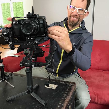 Bild enthält, Photography, Adult, Male, Man, Person, Camera, Electronics, Gun, Mobile Phone