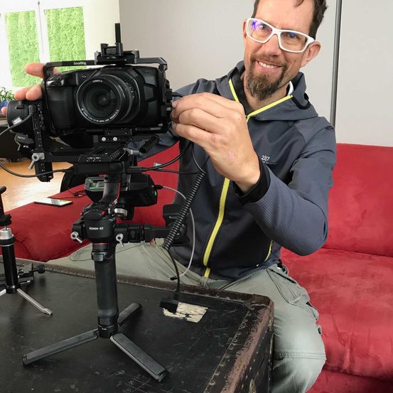 Bild enthält, Photography, Adult, Male, Man, Person, Camera, Electronics, Gun, Mobile Phone