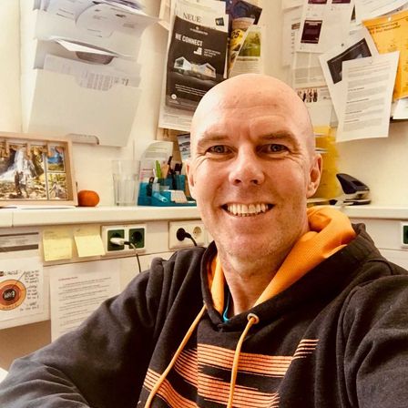 Bild enthält, Face, Head, Person, Photography, Portrait, Adult, Male, Man, Coat