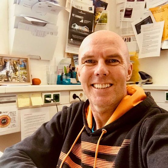 Bild enthält, Face, Head, Person, Photography, Portrait, Adult, Male, Man, Coat