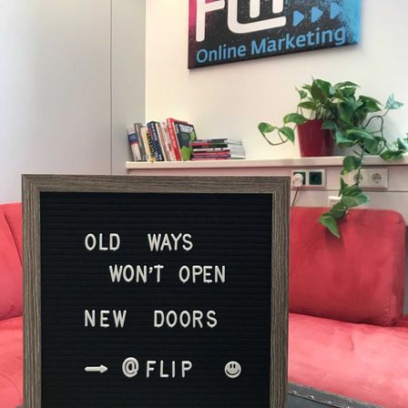 Bild enthält, Furniture, Table, Computer Hardware, Monitor, Screen, Blackboard